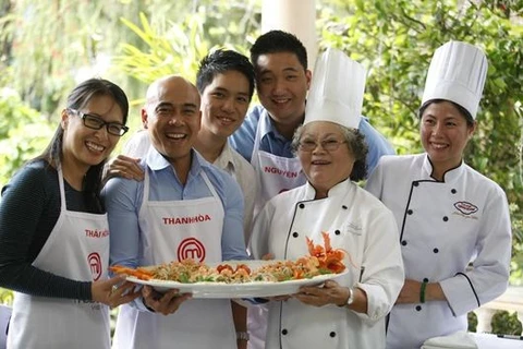 Ton Nu Thi Ha (2e à droite), l’une des rares personnes qui perpétuent l’art culinaire de la cour royale de Hue. (Source : VNA)